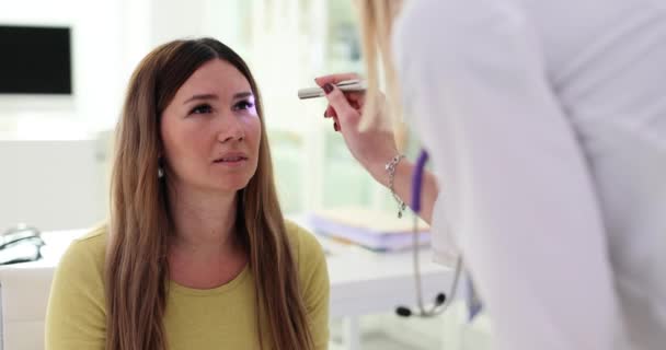 Ärztin Überprüft Patienten Mit Taschenlampen Klinik Arbeitsprozess Des Augenarztes Arbeitsplatz — Stockvideo