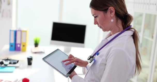 重点检查女医生在医院使用平板电脑的时间安排 专注于病人预约时间 治疗和帮助病人的专业 — 图库视频影像