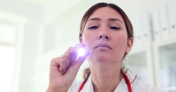 Kadın Doktor Parlak Klinikteki Feneriyle Boğazını Kontrol Ediyor Aylık Sağlık — Stok video