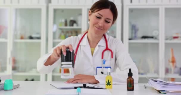 Hausärztin Setzt Stempel Für Den Offiziellen Gebrauch Von Betäubungsmitteln Medizinischen — Stockvideo