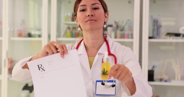 Positiv Kvinna Sjukvårdare Visar Officiella Dokument Och Marijuana Vätska Nyttig — Stockvideo