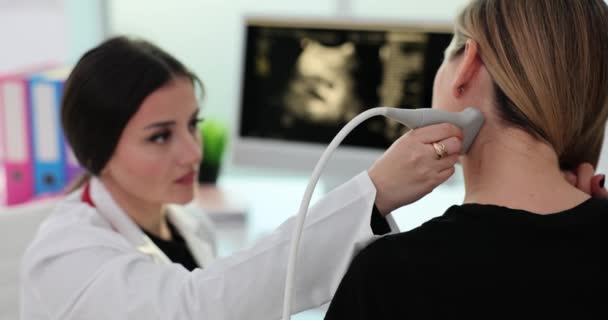 女医生在预约进行超声波检查时检查颈部是否有疾病 院内慢动作年轻女性患者甲状腺问题 — 图库视频影像