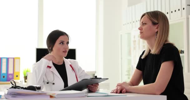 Klien Wanita Marah Karena Menolak Untuk Mengajukan Deklarasi Dokter Klinik — Stok Video