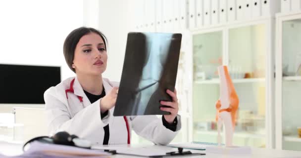 Vrouwelijke Traumatoloog Onderzoekt Röntgenfoto Van Patiënt Been Botprobleem Behandeling Onder — Stockvideo