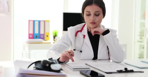Жінка Лікар Розглядає Вартість Послуг Підрахунку Суми Пацієнта Калькуляторі Клініці — стокове відео