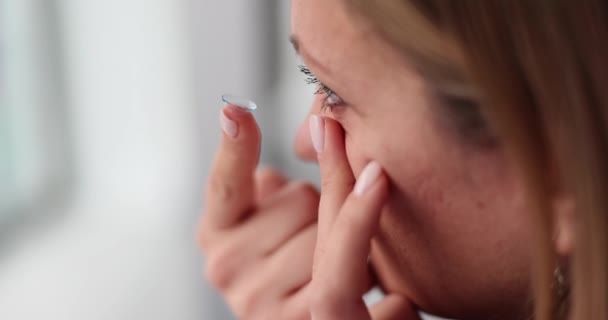 Dame Mit Sehstörungen Setzt Kontaktlinsen Beim Arzttermin Zeitlupe Auf Den — Stockvideo