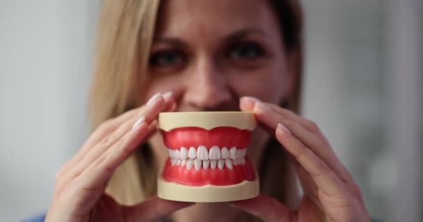 Kobieta Uśmiecha Się Ściągając Imitację Ruchu Szczęki Profesjonalna Pani Dentysta — Wideo stockowe