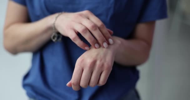 Vrouw Krabt Hand Huid Plaats Van Irritatie Slow Motion Allergische — Stockvideo