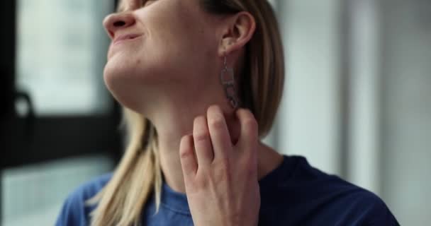 Kadın Tahriş Yerine Yavaş Çekimde Boynu Tırmalıyor Acı Çeken Bir — Stok video