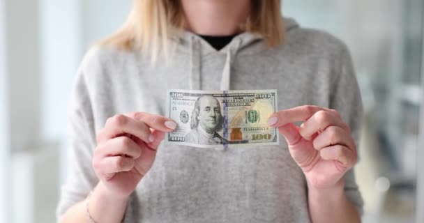 Mujer Rubia Mostrando Una Sola Nota Dinero Efectivo Mujer Adulta — Vídeo de stock