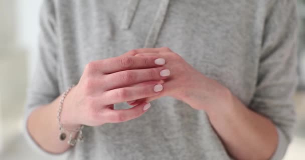 Lady Entfernt Ehering Aus Finger Mit Bedauern Zeitlupe Verheiratete Frau — Stockvideo