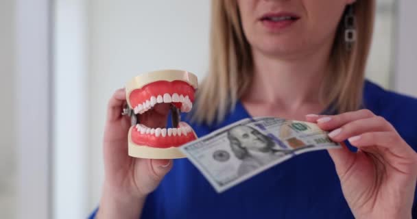 Lady Dentista Pone Billetes Cien Dólares Imitación Mandíbula Con Expresión — Vídeo de stock