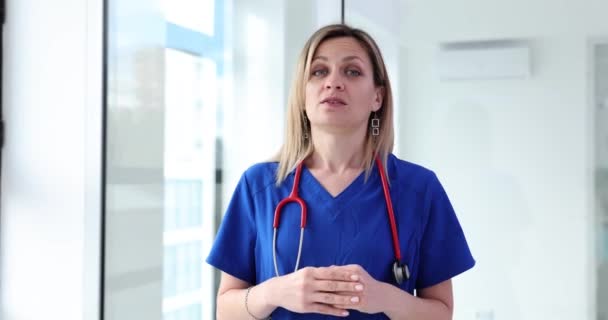 Barátságos Női Terapeuta Egészségügyi Ellátás Fontosságáról Beszél Női Orvos Fontos — Stock videók