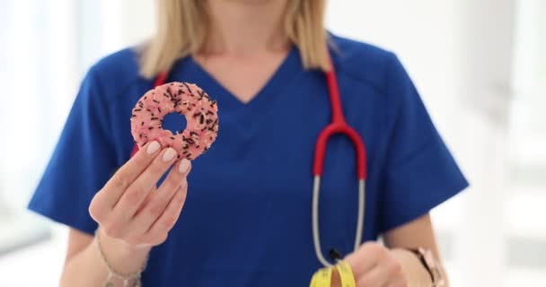 의사는 테이프로 도넛을 있습니다 영양사 물리적 모양에 달콤한 소비의 영향을 — 비디오