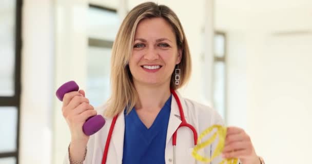 Kobieta Lekarz Pokazuje Hantle Taśmę Metr Dla Pacjenta Schudnąć Celu — Wideo stockowe