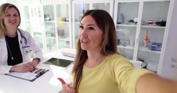 Bloggerin Dreht Handy Video Mit Arzt Klinik Büro Online Empfehlung — Stockvideo