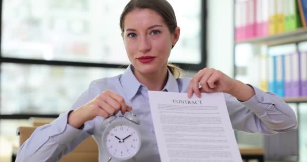 Vrouw Houdt Wekker Contract Functie Zakelijke Deal Tijd — Stockvideo