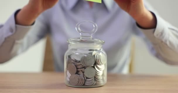 Empresaria Pone Pegatina 911 Alcancía Transparente Con Monedas Seguro Ahorro — Vídeos de Stock