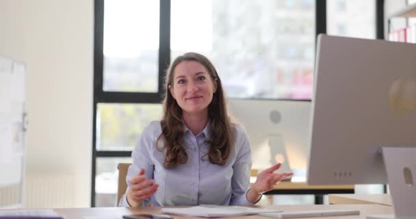 Vrouwelijke Manager Haalt Schouders Verwarring Werkplek Onenigheid Onzekerheid Werkplek — Stockvideo