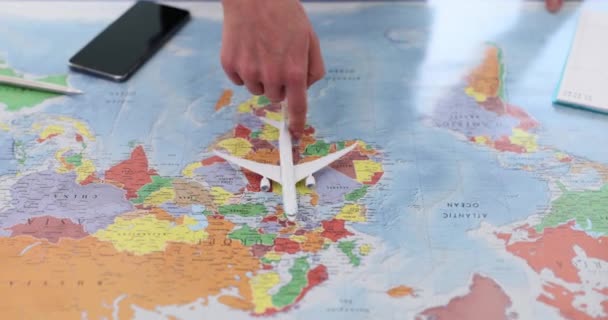 Turysta Trzyma Obraca Samolot Światową Mapą Turystyka Podróże Lotnicze Świecie — Wideo stockowe