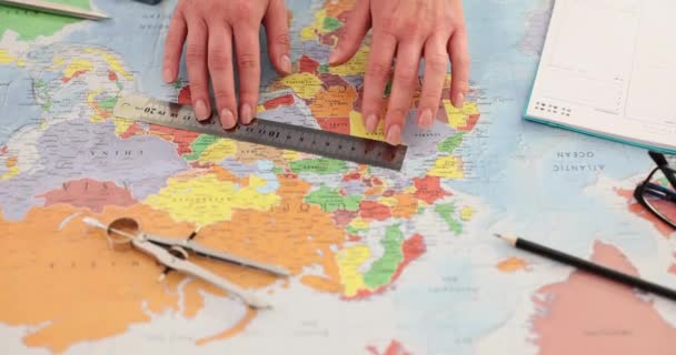 Dünya Haritasında Cetveli Olan Bir Jeolog Haritadaki Parametreleri Ölçen Öğrenci — Stok video