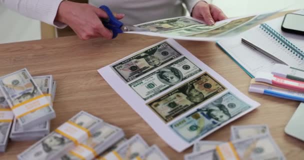 罪犯用剪子剪断钞票印在打印机的特写上 伪造犯罪和惩罚 — 图库视频影像