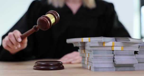 Δικαστής Παίρνει Μεγάλη Χρηματική Δωροδοκία Στο Δικαστήριο Συλλέγονται Υπέρ Του — Αρχείο Βίντεο