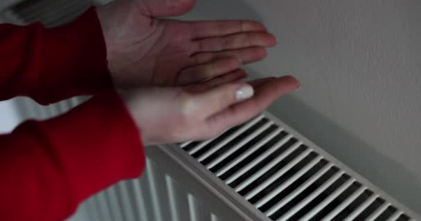 Женщина Греет Холодные Руки Нагревателе Холод Квартире — стоковое видео