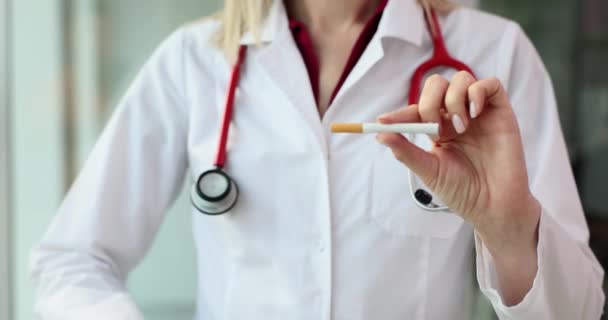 Онколог Тримає Долоню Показує Зупинку Сигарету Шкода Від Куріння Онкології — стокове відео