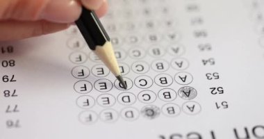 Sınav kağıdı ve kalemi elle doldurun. Bilgi testi ve eğitim