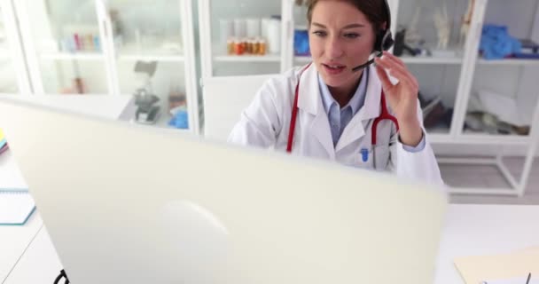 Çevrimiçi Tıbbi Danışma Kadın Doktor Hastayla Kulaklıkla Konuşuyor Merkezi Ara — Stok video
