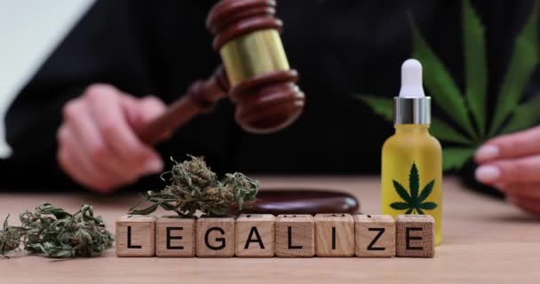 Olio Cannabis Marijuana Con Vaso Speziale Martelletto Giudice Legno Cannabis — Video Stock