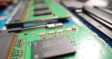 Yazılı devre kartı, ana kart ve işlemci. Bilgisayar donanımı onarımı