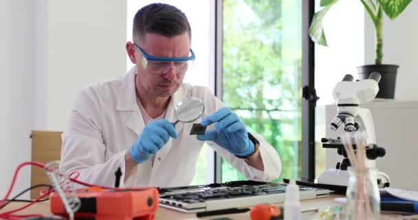 Μηχανικός Τεχνικός Φορώντας Γυαλιά Χρησιμοποιεί Μεγεθυντικό Φακό Για Εξετάσει Σετ — Αρχείο Βίντεο