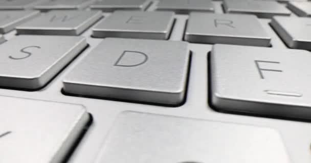 テーブル上のコンピュータキーボードのクローズアップ It職業を選択する — ストック動画