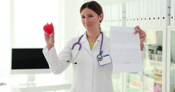 Médica Mulher Com Cardiograma Coração Vermelho Ajuda Cardioterapeuta Exame Cardíaco — Vídeo de Stock