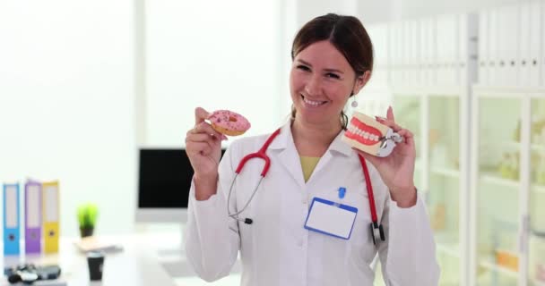 Dentysta Trzymający Szczęki Słodkie Pączki Wpływ Cukru Słodkiego Zęby — Wideo stockowe