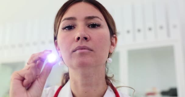 医生用手电筒对着照相机看和照 对视觉器官的检查 — 图库视频影像
