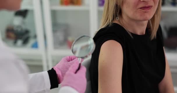 Dermatologe Untersucht Maulwurf Klinik Krebs Und Melanom Konzept — Stockvideo