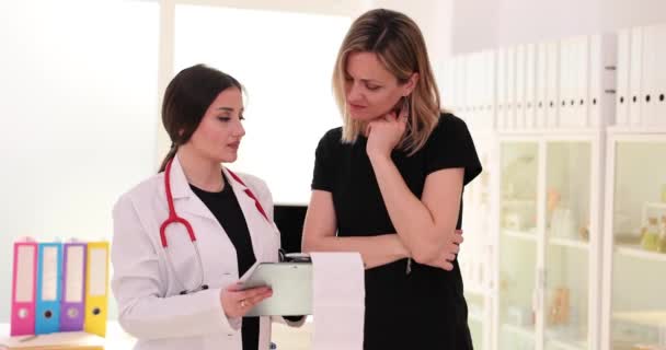 Vrouw Dokter Hebben Het Examen Gelezen Medische Consultaties Patiëntenhulp — Stockvideo
