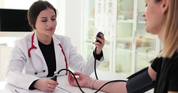 Kardiolog Sprawdzający Ciśnienie Krwi Chorego Pacjenta Badanie Lekarskie Kontrola Ciśnienia — Wideo stockowe