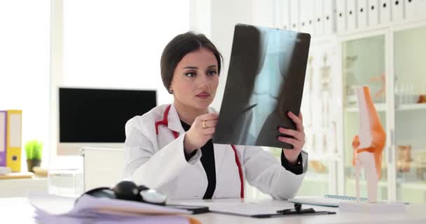 Травматолог Исследует Рентген Ноги Модель Коленного Сустава Проблемы Мениска Боли — стоковое видео
