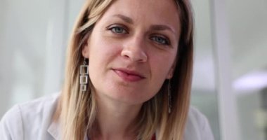 Doktor hasta kamerasına dikkatlice bakar. Hastanede anestezi uzmanı ve canlandırıcı.