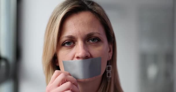 Assertieve Vrouw Verwijdert Tape Uit Mond Zich Opgelucht Vrij Spreken — Stockvideo