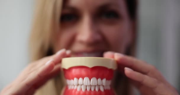 Femeia Ține Maxilarul Artificial Zâmbește Forma Ideală Frumoasă Dinților Maxilarul — Videoclip de stoc