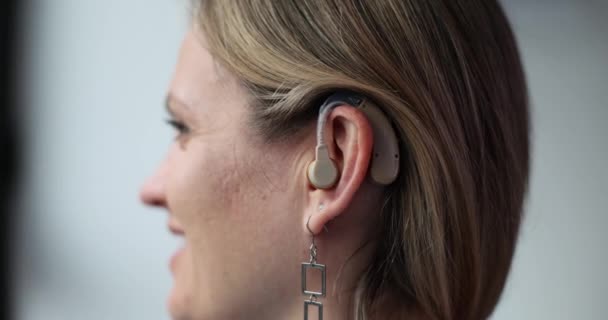 Hermosa Joven Con Audífono Oído Problemas Auditivos Adultos — Vídeos de Stock