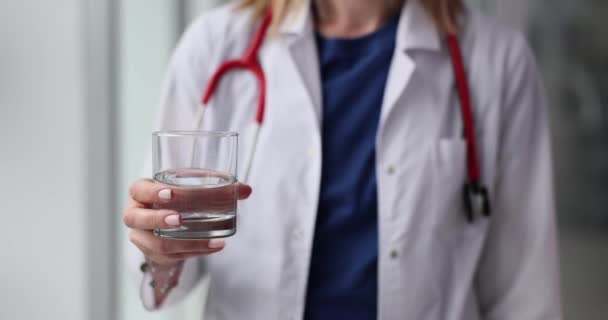 Kvinnlig Läkare Medicinsk Uniform Med Stetoskop Håller Glas Rent Vatten — Stockvideo