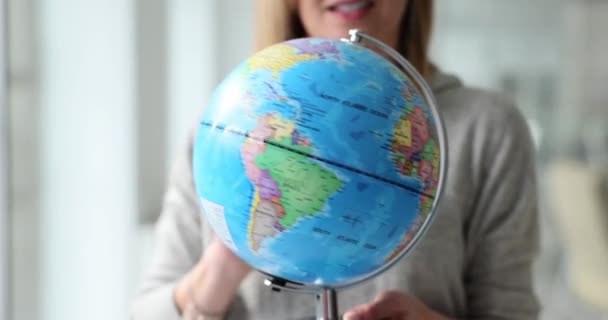 Femme Choisit Prochaine Destination Voyage Sur Globe Rotatif Tourisme Mondial — Video