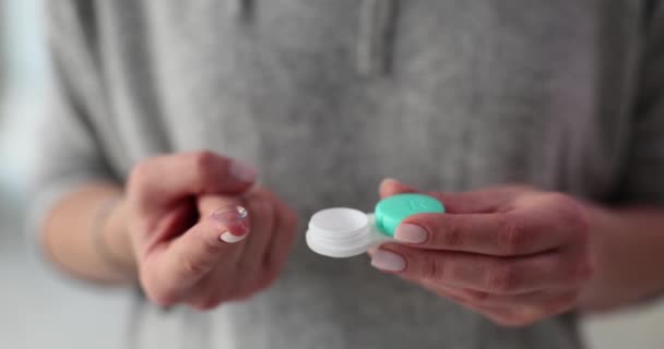 Kadın Parmağına Sıklıkla Temas Eden Lenslerin Yakın Çekimi Tıp Görüş — Stok video