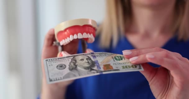 Médico Dentista Segurando Mandíbula Artificial Notas Cem Dólares Pagamento Por — Vídeo de Stock